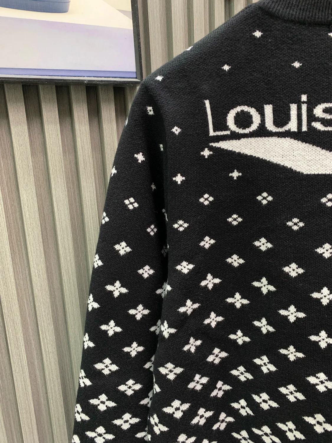 🅿️360 🀄️ Louis Vuitton Louis Vuitton 1v25fw autumn and winter new ski Christmas wear knitted pullover Gradient snowflake fir tree pattern new snowflake gradient knitted long sleeve This long sleeve adopts an original pattern design, full of modern flavor This charming organic cotton uses an elegant jacquard weave. A delicate gradient effect snowflake pattern is printed on a black background. The signature and fir tree appliqué on the back complete it.
